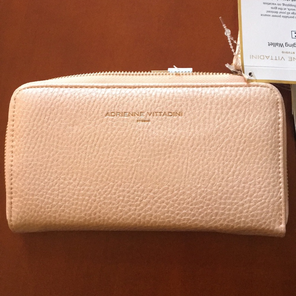 Adrien Vittadini charging wallet